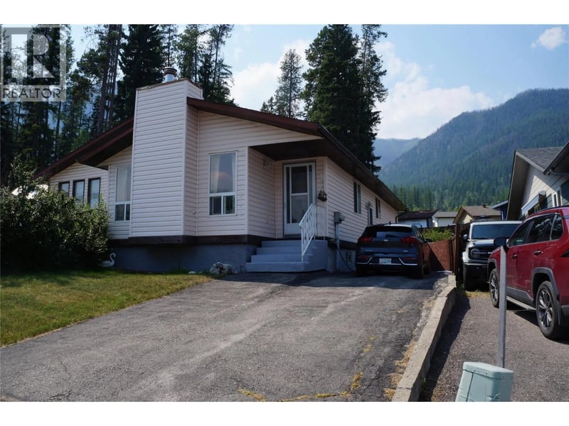 1243 Pinyon Road, Sparwood, British Columbia, V0B2G2, Sparwood, British Columbia — photo 1 of 5