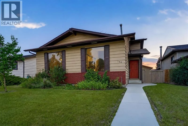 196 Suncrest Way Southeast, Calgary, Alberta, T2X1W4, Calgary, Alberta — photo 1 of 5