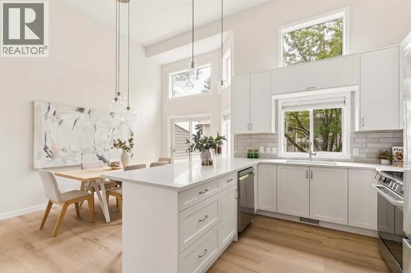4 Kingsland Villas Southwest, Calgary, Alberta, T2V5J9, Calgary, Alberta — photo 1 of 5