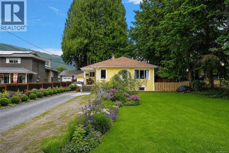 15 King George Street South, Lake Cowichan, British Columbia, V0R2G0, Lake Cowichan, British Columbia — photo 1 of 5