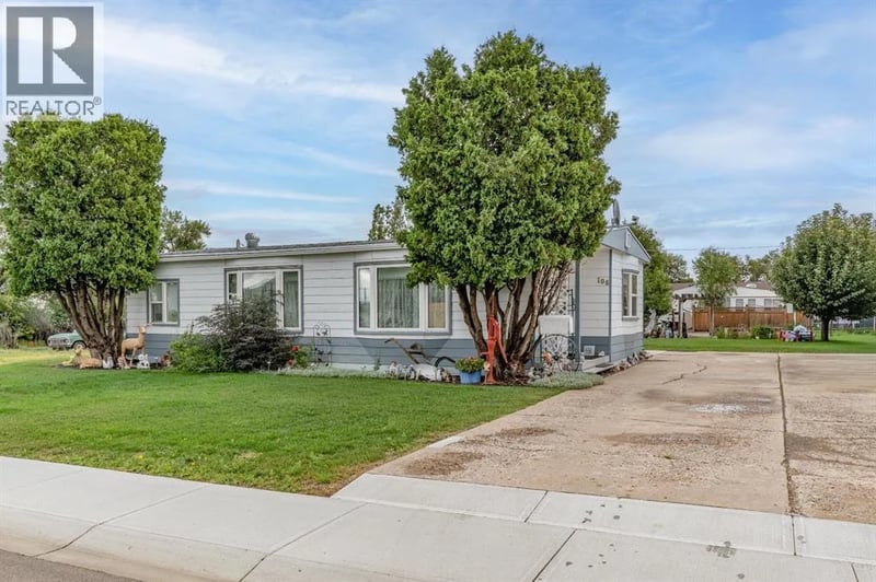 106 2 Street Northeast, Redcliff, Alberta, T0J2P2, Redcliff, Alberta — photo 1 of 5