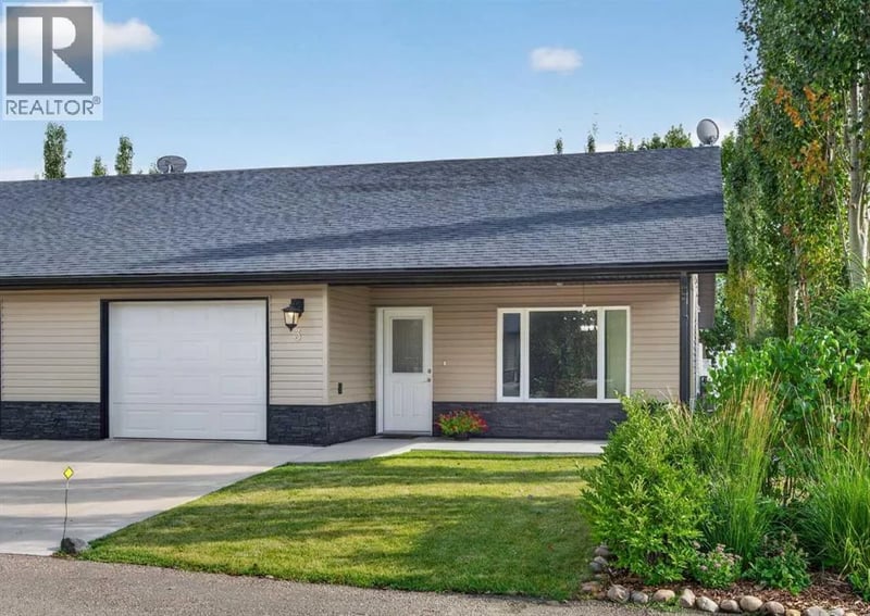 310 6 Avenue Northeast, Three Hills, Alberta, T0M2A0, Three Hills, Alberta — photo 1 of 5