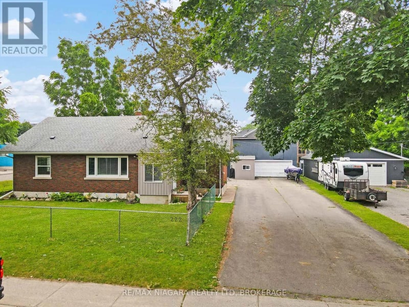222 Ridgeway Road, Fort Erie (Crystal Beach), Ontario, L0S1B0, Fort Erie (Crystal Beach), Ontario — photo 1 of 5
