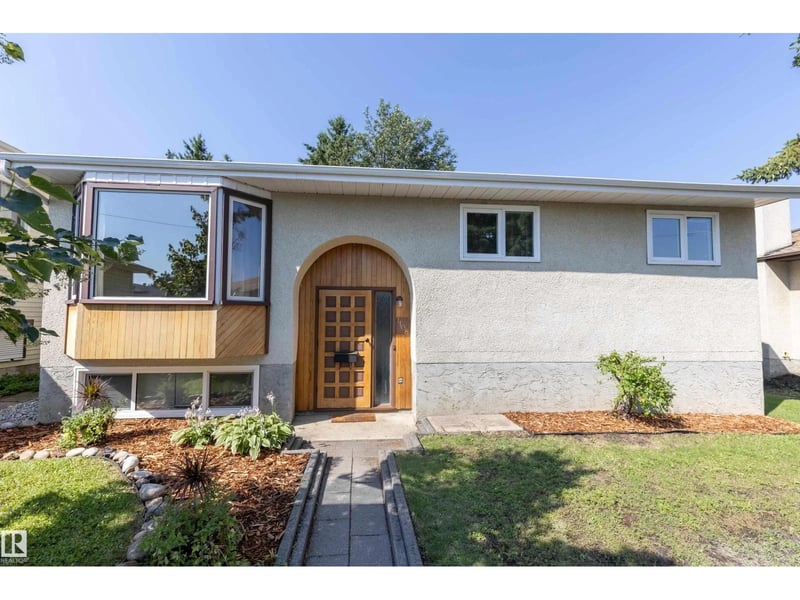 1108 39 ST NW, Edmonton, Alberta, T6L2K7, Edmonton, Alberta — photo 1 of 5