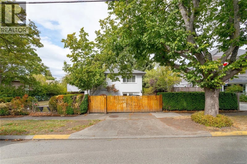 2068 Milton Street, Oak Bay, British Columbia, V8R5A4, Oak Bay, British Columbia — photo 1 of 5