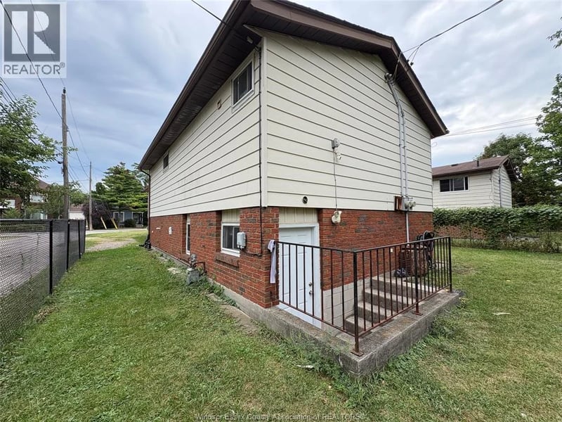 327 CURRY, Windsor, Ontario, N9B2B6, Windsor, Ontario — photo 1 of 5