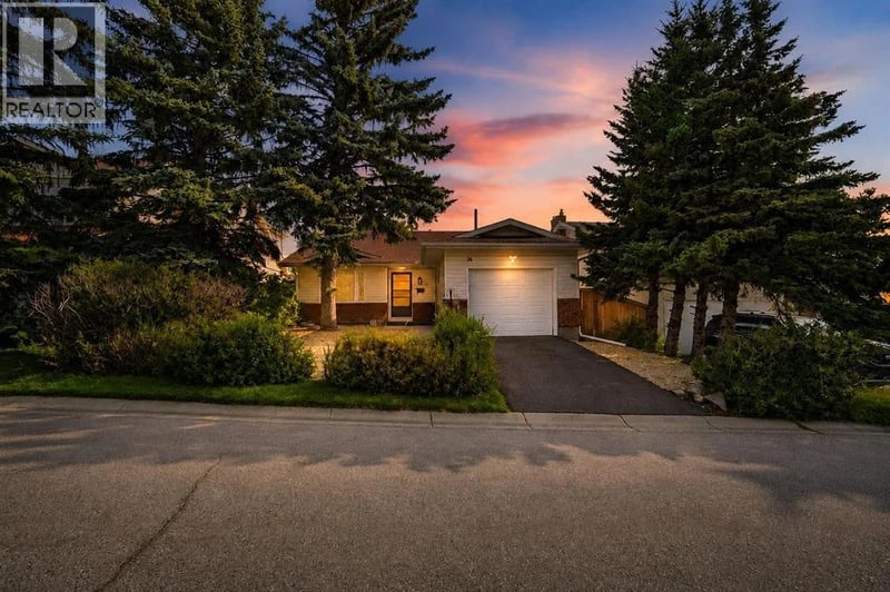 36 Coach Manor Rise Southwest, Calgary, Alberta, T3H1C4, Calgary, Alberta — photo 1 of 5