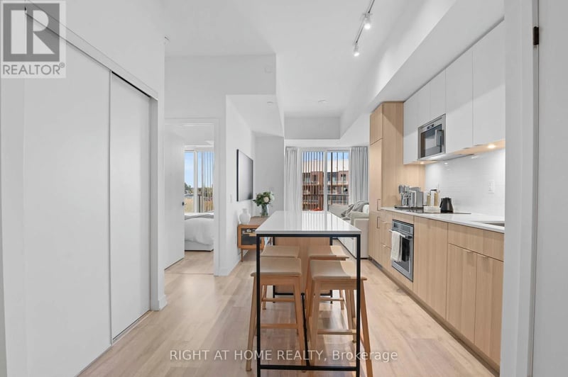 #403 220 Missinnihe Way, Mississauga (Port Credit), Ontario, L5H0A9, Mississauga (Port Credit), Ontario — photo 1 of 5