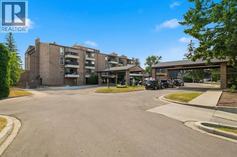 202 Braeglen Close Southwest, Calgary, Alberta, T2W2B1, Calgary, Alberta — photo 1 of 5