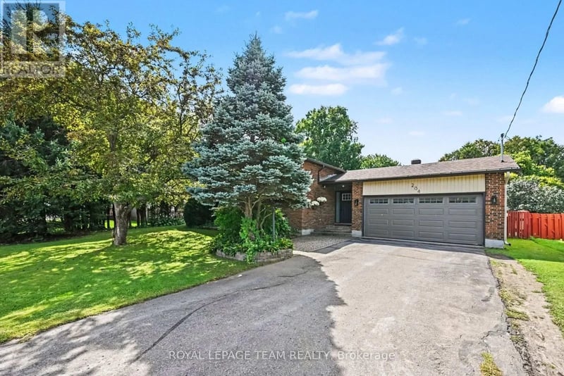 204 Grace Avenue, Russell, Ontario, K4R1B4, Russell, Ontario — photo 1 of 5