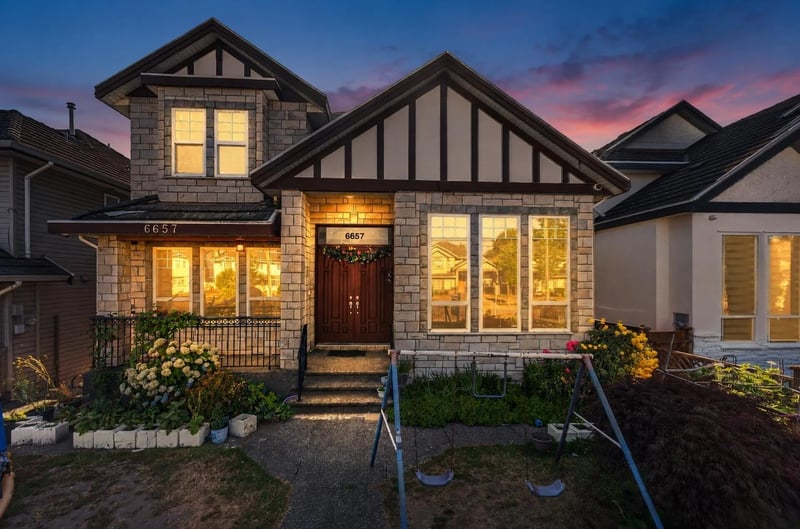 6657 128 Street, Surrey, British Columbia, V3W4C8, Surrey, British Columbia — photo 1 of 5