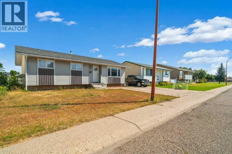 480 Hilton Crescent Northeast, Medicine Hat, Alberta, T1C1E5, Medicine Hat, Alberta — photo 1 of 5
