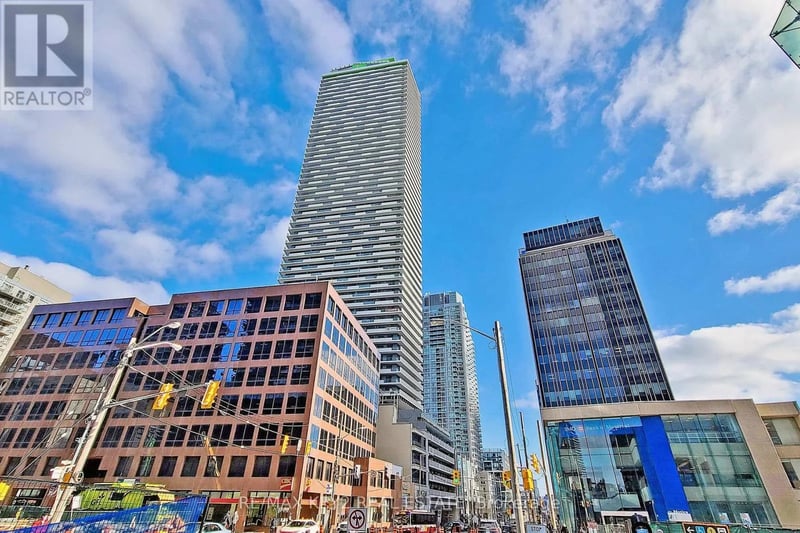 #4210 2221 Yonge Street, Toronto (Mount Pleasant West), Ontario, M4S0B8, Toronto (Mount Pleasant West), Ontario — photo 1 of 5
