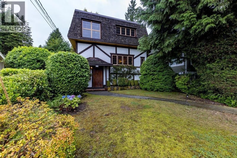 292 ST. JAMES Road, North Vancouver, British Columbia, V7N1L2, North Vancouver, British Columbia — photo 1 of 5