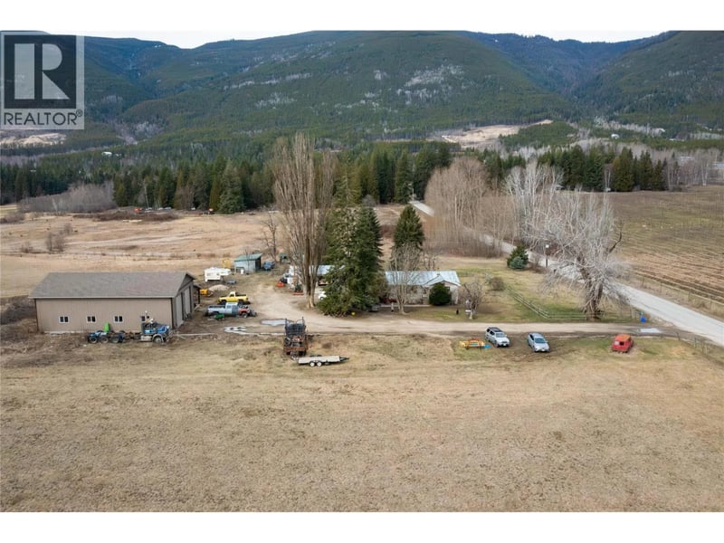 5311 30 Avenue Northwest, Salmon Arm, British Columbia, V1E3A9, Salmon Arm, British Columbia — photo 1 of 5