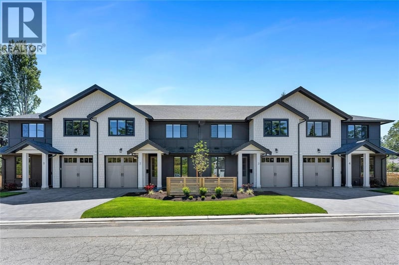#2 3333 Henderson Road, Oak Bay, British Columbia, V8P5A5, Oak Bay, British Columbia — photo 1 of 5