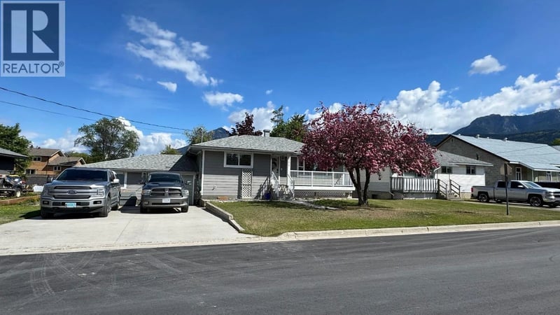 711 10TH Street South, Golden, British Columbia, V0A1H0, Golden, British Columbia — photo 1 of 5