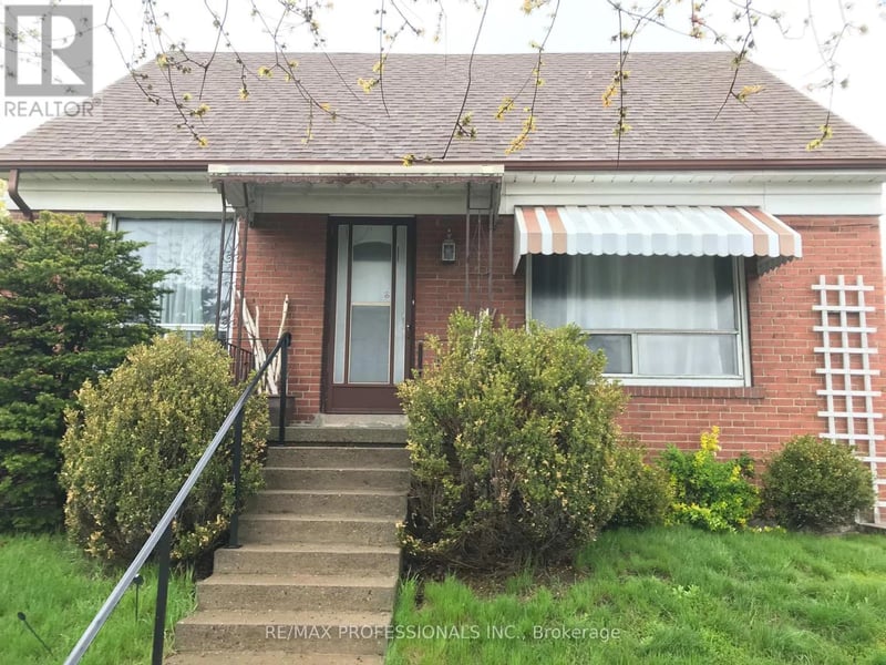 #Main 145 Yorkview Drive, Toronto (Stonegate-Queensway), Ontario, M8Z2G5, Toronto (Stonegate-Queensway), Ontario — photo 1 of 5