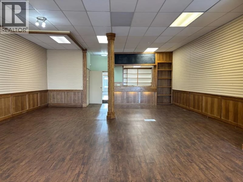 121 center Street West, Vulcan, Alberta, T0L2B0, Vulcan, Alberta — photo 1 of 5