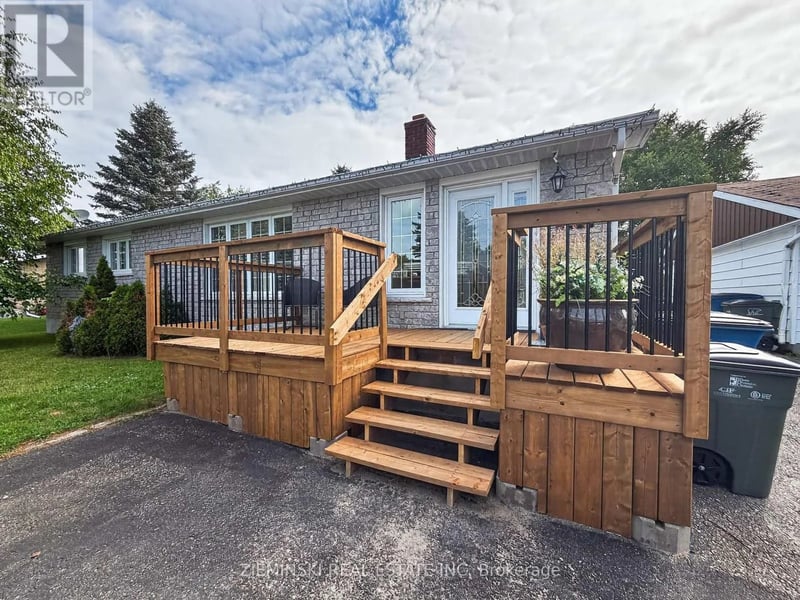 284 Fourteenth Avenue, Cochrane, Ontario, P0L1C0, Cochrane, Ontario — photo 1 of 5