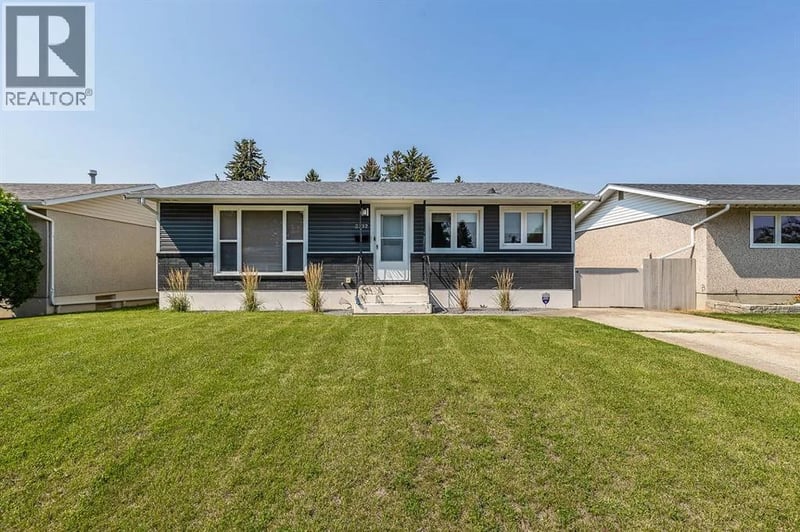 2332 20 Avenue Southeast, Medicine Hat, Alberta, T1A3Y1, Medicine Hat, Alberta — photo 1 of 5