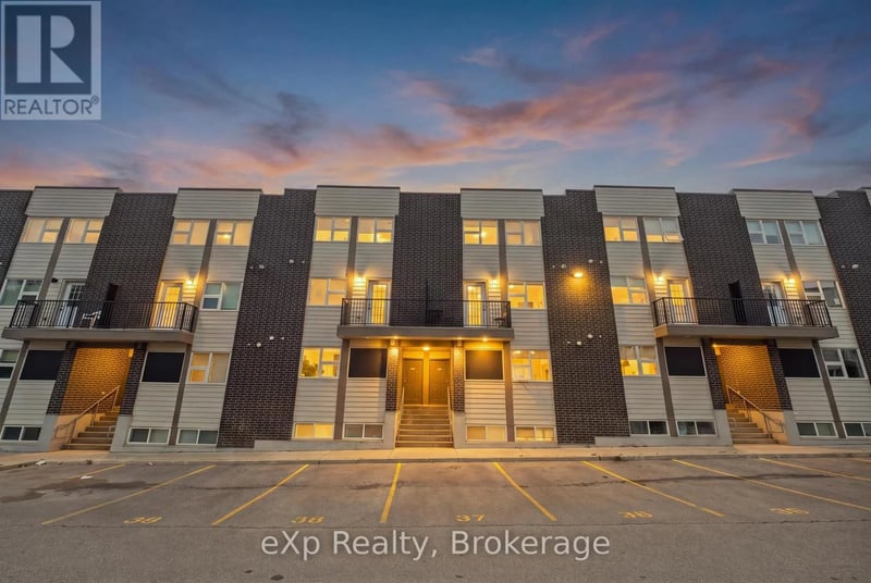 #119 338 Albert Street, Waterloo, Ontario, N2L3T8, Waterloo, Ontario — photo 1 of 5