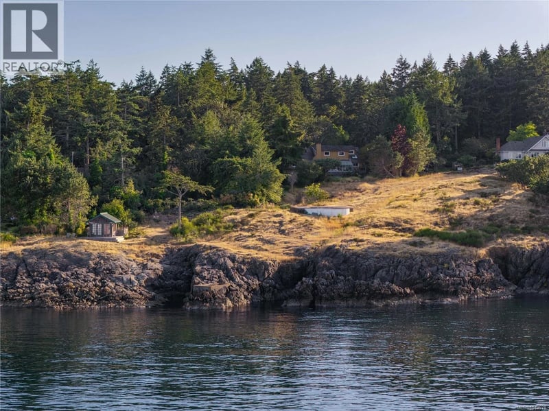 2550 Queenswood Drive, Saanich, British Columbia, V8N1X5, Saanich, British Columbia — photo 1 of 5