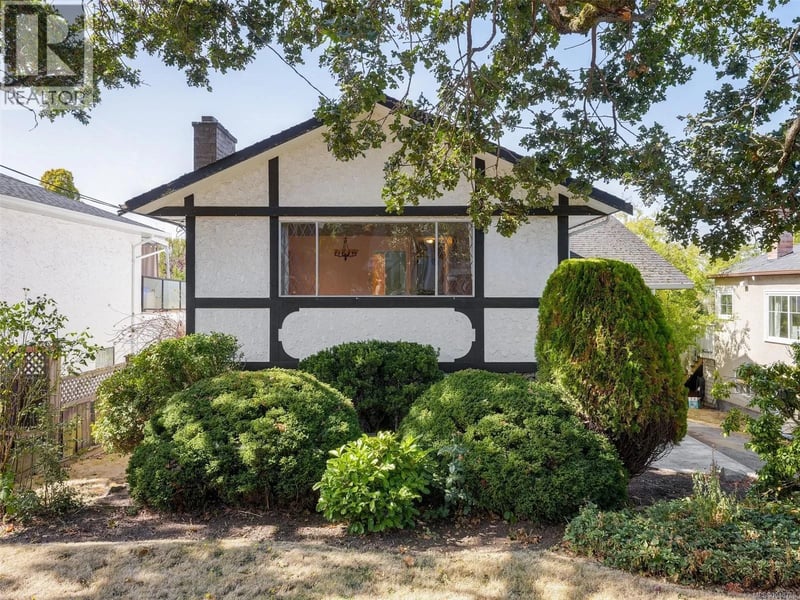 3116 Yew Street, Victoria, British Columbia, V8X5J2, Victoria, British Columbia — photo 1 of 5