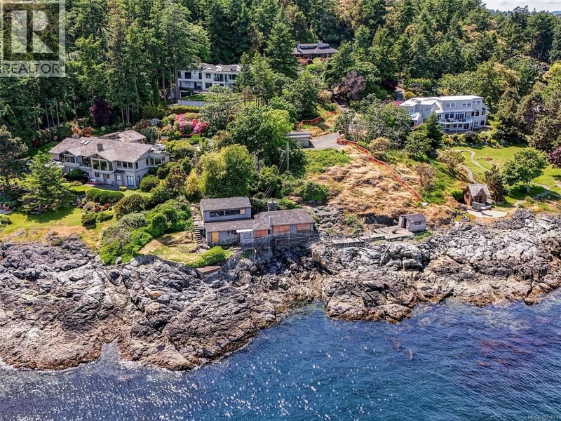 6000 Lockehaven Drive, Saanich, British Columbia, V8N4J5, Saanich, British Columbia — photo 1 of 5