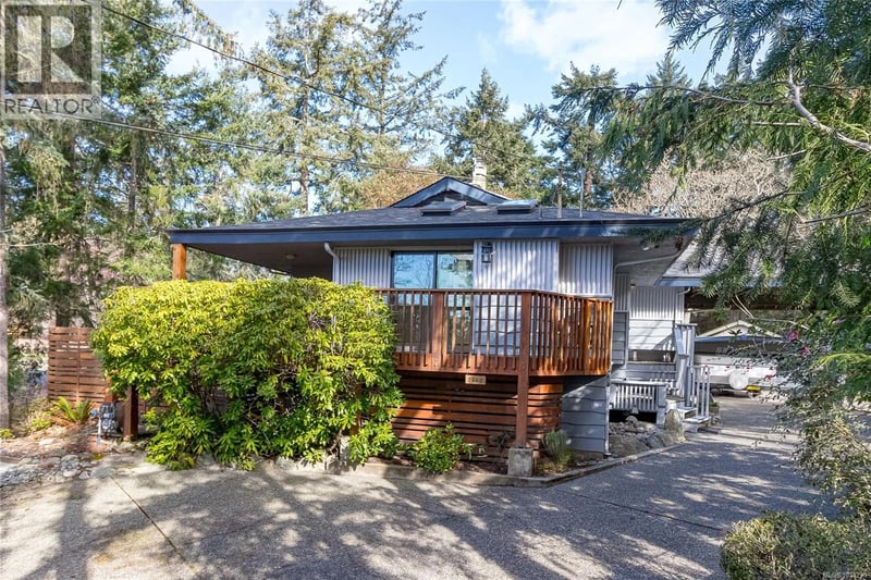2660 MacDonald Drive East, Saanich, British Columbia, V8N1X9, Saanich, British Columbia — photo 1 of 5