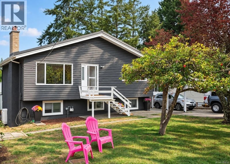 558 Kenneth Street, Saanich, British Columbia, V8Z2B7, Saanich, British Columbia — photo 1 of 5