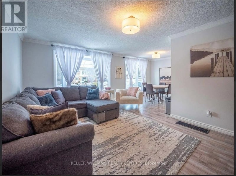 #Upper 807 Greenfield Crescent, Newmarket (Huron Heights-Leslie Valley), Ontario, L3Y3B2, Newmarket (Huron Heights-Leslie Valley), Ontario — photo 1 of 5