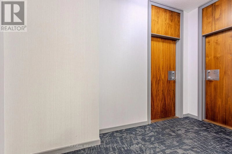 ##202 33 Elm Drive West, Mississauga (Mississauga Valleys), Ontario, L5B4M2, Mississauga (Mississauga Valleys), Ontario — photo 1 of 5