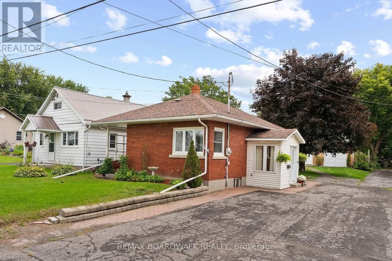 208 Oxford Street East, North Grenville, Ontario, K0G1J0, North Grenville, Ontario — photo 1 of 5