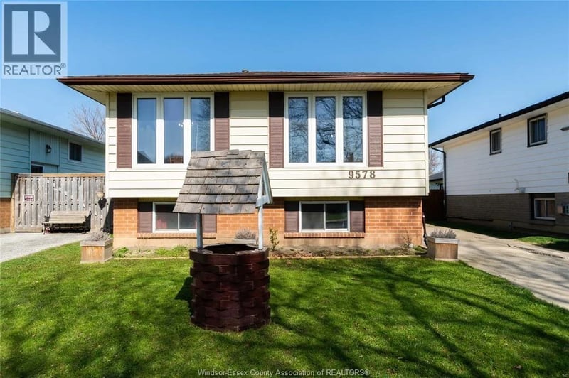 #MAIN 9578 AVERY, Windsor, Ontario, N8R2A2, Windsor, Ontario