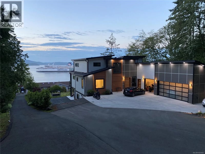 1470 Lands End Road, North Saanich, British Columbia, V8L5K1, North Saanich, British Columbia — photo 1 of 5