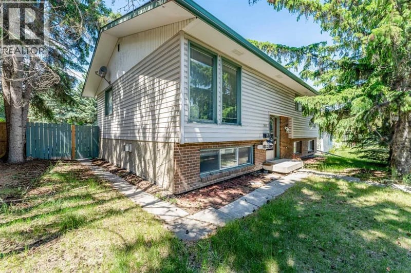 9611 24 Street Southwest, Calgary, Alberta, T2V4L2, Calgary, Alberta — photo 1 of 5