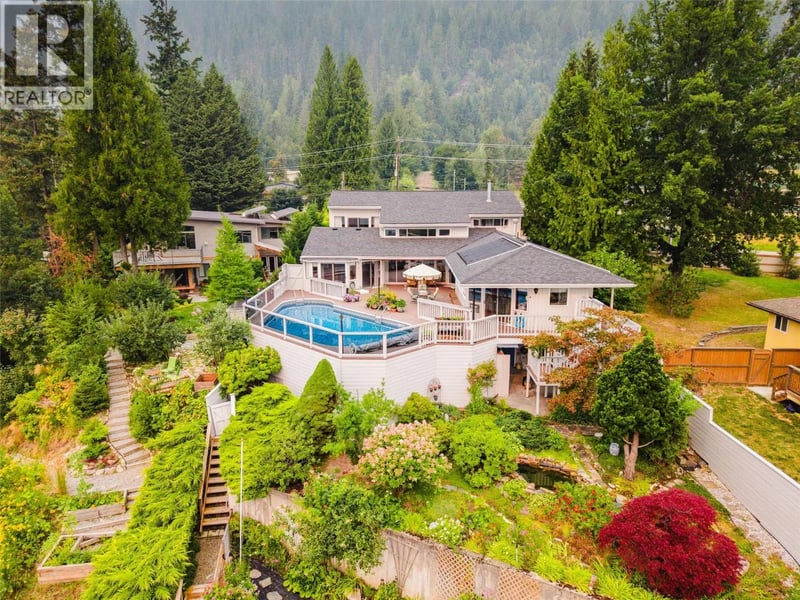 1896 3A Highway, Nelson, British Columbia, V1L6K1, Nelson, British Columbia — photo 1 of 5