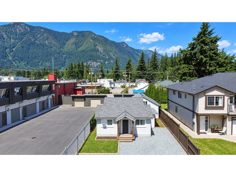 325 HUDSON BAY Street, Hope, British Columbia, V0X1L0, Hope, British Columbia — photo 1 of 5