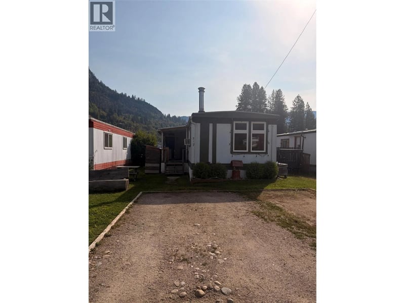 217 3RD Avenue, Castlegar, British Columbia, V1N2N2, Castlegar, British Columbia — photo 1 of 5