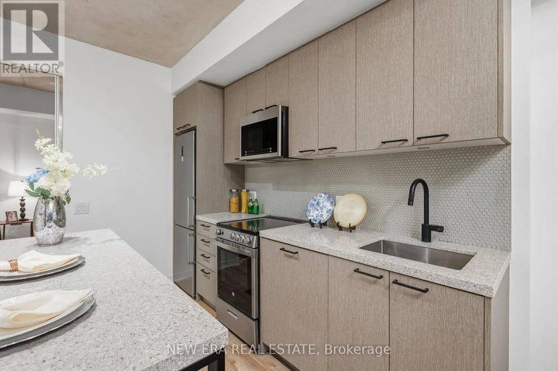 #301 1808 St. Clair Avenue West, Toronto (Weston-Pellam Park), Ontario, M6N1J5, Toronto (Weston-Pellam Park), Ontario — photo 1 of 5