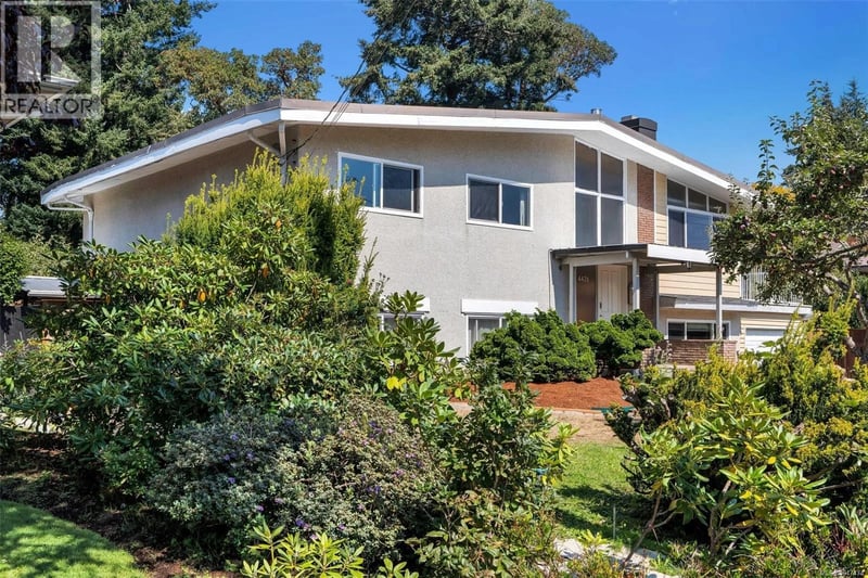4426 Chartwell Drive, Saanich, British Columbia, V8N2R3, Saanich, British Columbia — photo 1 of 5