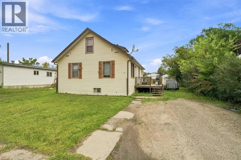 918 3 Avenue, Beaverlodge, Alberta, T0H0C0, Beaverlodge, Alberta — photo 1 of 5
