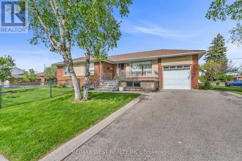 90 Tavistock Road, Toronto (Downsview-Roding-CFB), Ontario, M3M2N9, Toronto (Downsview-Roding-CFB), Ontario — photo 1 of 5