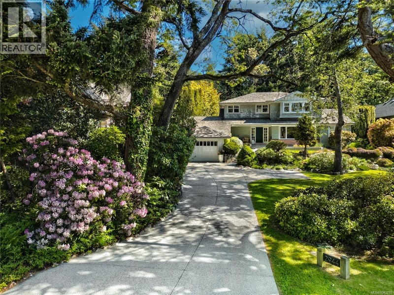 2944 Tudor Avenue, Saanich, British Columbia, V8N1M1, Saanich, British Columbia — photo 1 of 5
