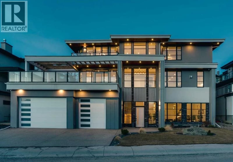 800 Elkton Close Southwest, Calgary, Alberta, T3H1W6, Calgary, Alberta — photo 1 of 5