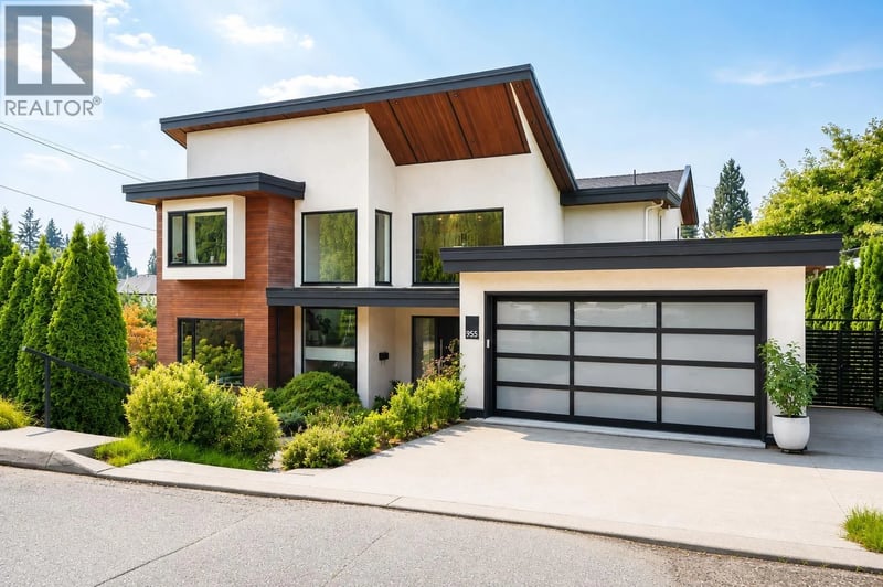 955 FOREST HILLS Drive, North Vancouver, British Columbia, V7R1N4, North Vancouver, British Columbia — photo 1 of 5