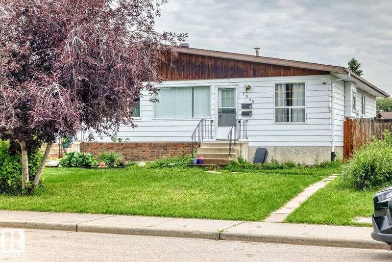 1035 LAKEWOOD RD N NW, Edmonton, Alberta, T6K3B1, Edmonton, Alberta — photo 1 of 5