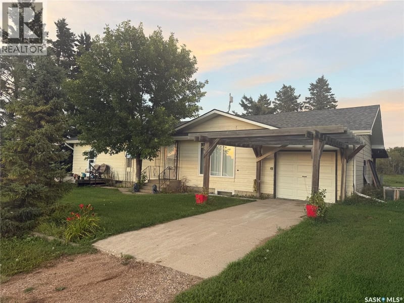 Thiessen Acreage, Laird Rm No. 404, Saskatchewan, S0K3R0, Laird Rm No. 404, Saskatchewan — photo 1 of 5