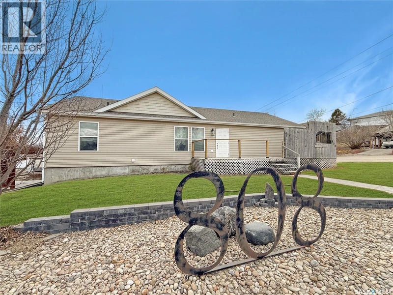 808 Chaplin STREET, Swift Current, Saskatchewan, S9H1J5, Swift Current, Saskatchewan — photo 1 of 5